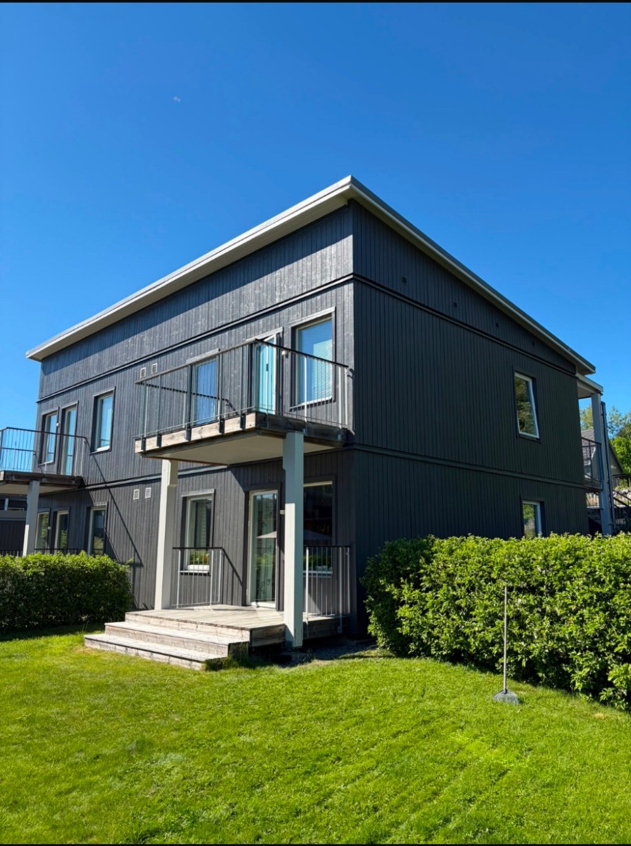 Målad byggnad tillhörande en bostadsrättsförening