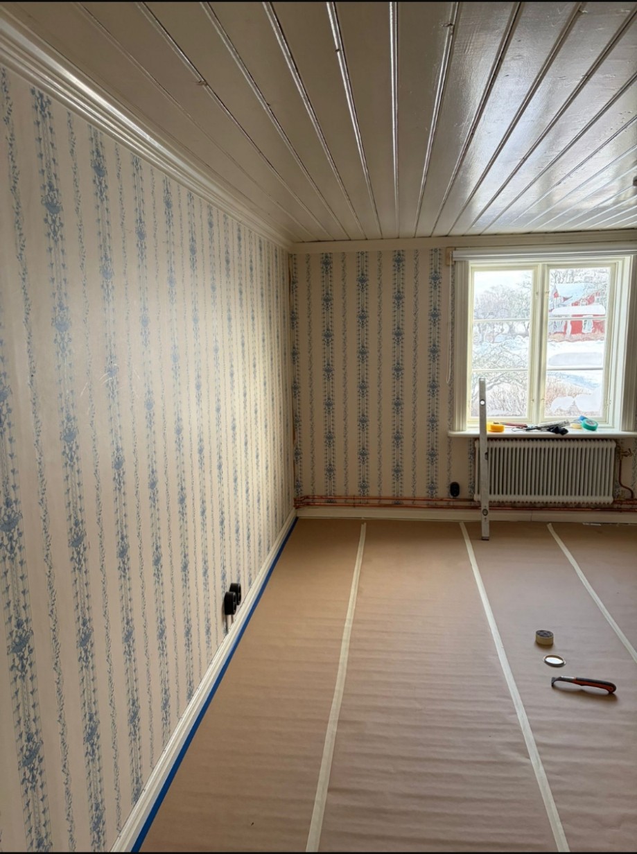 Rum under tapetseringsarbete
