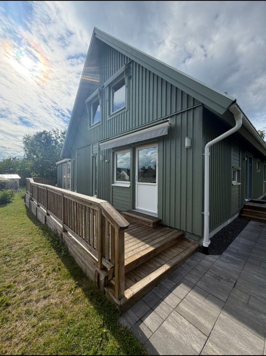 Nymålad träfasad på villa