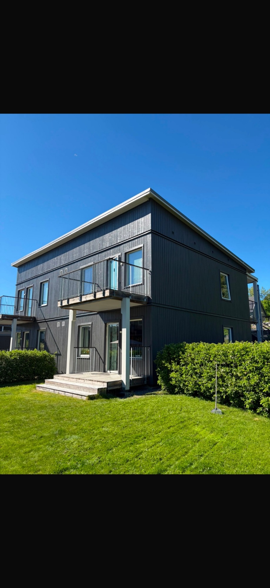Målad byggnad tillhörande en bostadsrättsförening