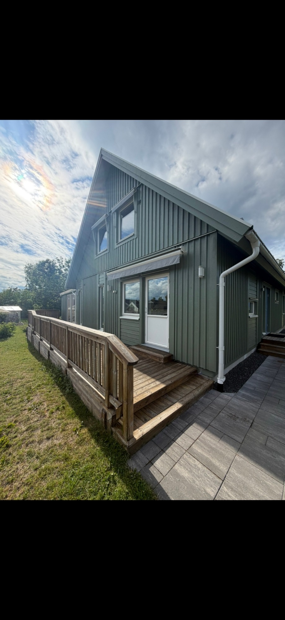 Nymålad träfasad på villa