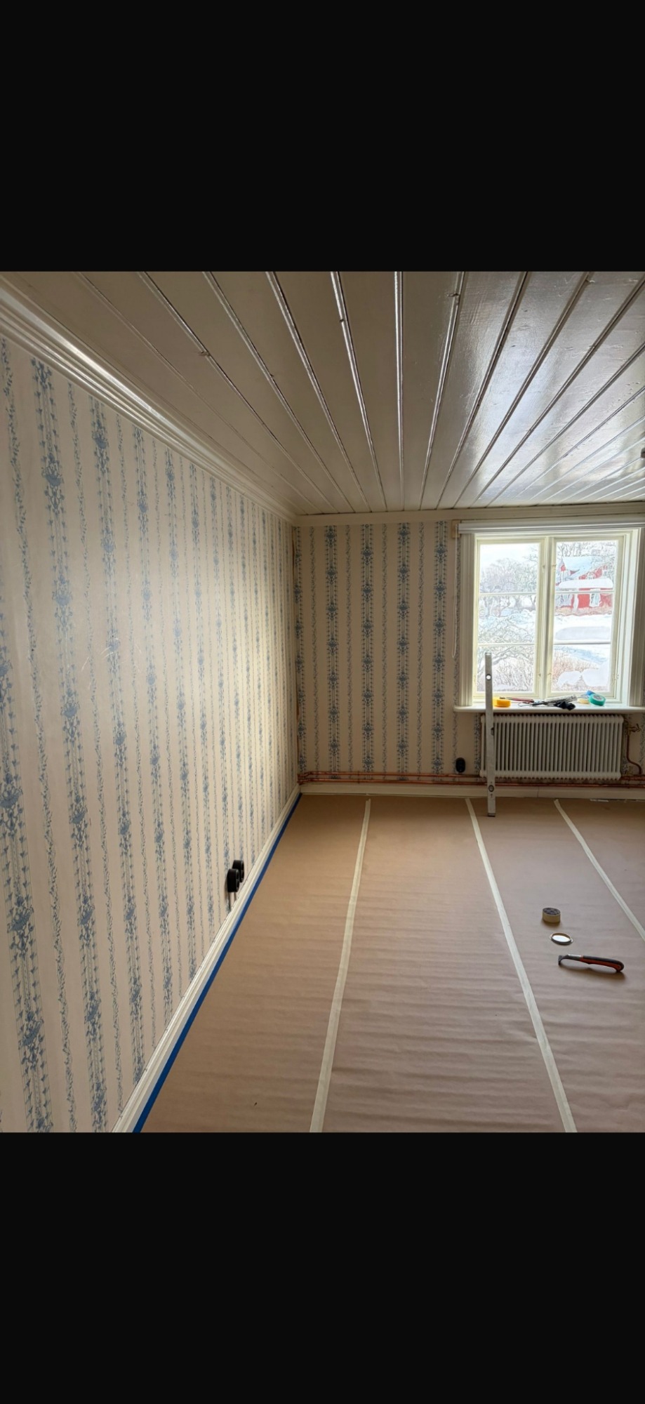 Rum under tapetseringsarbete